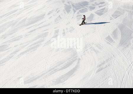 Ein Snowboarder reitet auf einem frisch vorbereitete Hang im Skigebiet Mayrhofen in Tirol, Österreich. -Dezember 2013 Stockfoto