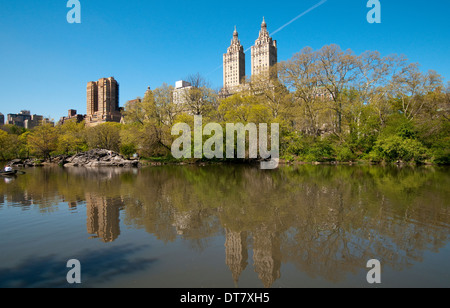 Spiegelungen im See an einem sonnigen Frühlingstag im Central Park in New York City, USA Stockfoto