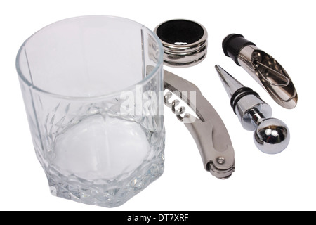 Objekt isoliert auf weiss: Tools - Korkenzieher und Stopper in der Nähe von leeren Glas Stockfoto