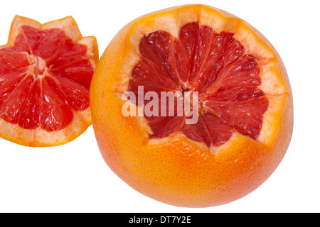 Grapefruit geschnitten Zick-Zack, isoliert auf weißem Hintergrund Stockfoto