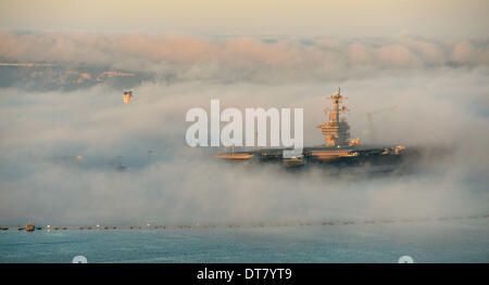 San Diego, CA, USA. 11. Februar 2014. Die US Navy nuklearen Flugzeugträger USS Carl Vinson eingehüllt in Nebel, ist als sie an ihrem Liegeplatz 11. Februar 2014 in San Diego, CA. Credit sitzt: Planetpix/Alamy Live News Stockfoto