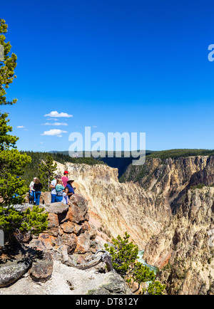 Touristen im Grand View am North Rim mit Blick auf den Grand Canyon des Yellowstone, Yellowstone-Nationalpark, Wyoming, USA Stockfoto