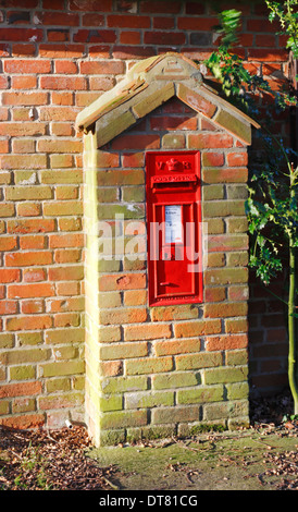Ein viktorianischer Briefkasten an der Seite einer umgebauten Scheune in der Norfolk-Landschaft am Irstead, Norfolk, England, Vereinigtes Königreich. Stockfoto