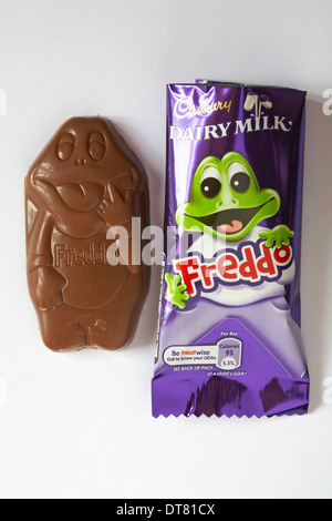 Cadbury Dairy Milk Freddo Tafel Schokolade aus Verpackung isoliert auf weißem Hintergrund Stockfoto