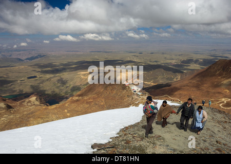 Bolivianische Familie tragen ihre Neugeborenen zum Gipfel des Chacaltaya 5421 Meter (17.785 ft) als eine lokale Tradition zeigt die Reste der Chacaltaya-Gletscher in der Nähe von La Paz, Bolivia0 Stockfoto