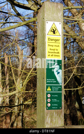 Warnzeichen für Gefahren durch die Barton breiten Promenade auf den Norfolk Broads, England, Vereinigtes Königreich. Stockfoto