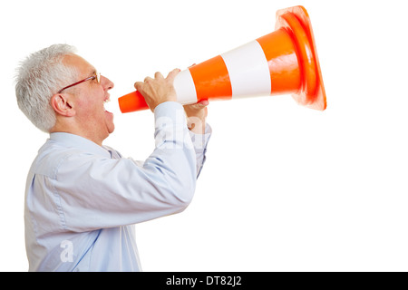 In einem Pylon laut zu schreien wütend Greis Stockfoto