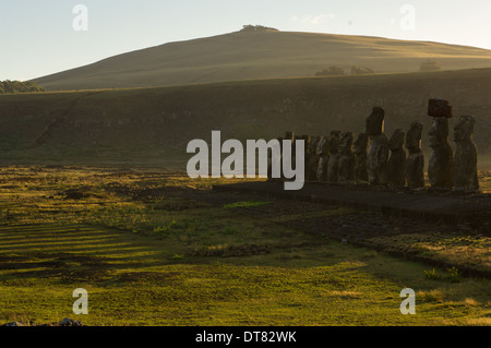 Moais am Ahu Tongariki, bei Sonnenaufgang, Rapa Nui (Osterinsel), Chile Stockfoto