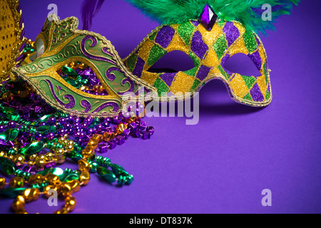 Festliche Gruppierung von Karneval, Venedig oder Karneval Masken auf lila Hintergrund Stockfoto