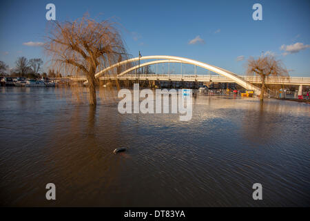 Walton Bridge.Walton on Thames, Surrey, UK, 11 Feb 2014.Thousands der Einwohner und Unternehmen von schweren Überschwemmungen bedroht sind, wie die Themse seine Banken Kredit platzen: RayArt Grafiken/Alamy Live News Stockfoto