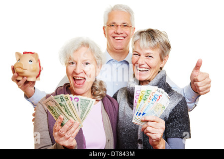 Gerne ältere Leute mit Euro und Dollar Rechnungen und Sparschwein Daumen hochhalten Stockfoto