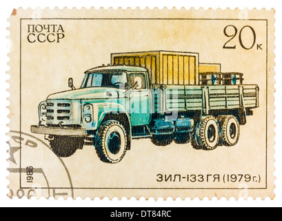 Russland - CIRCA 1986: Stempel in Russland, zeigt Retro-LKW ZIL - 133GY, circa 1986 gedruckt. Stockfoto