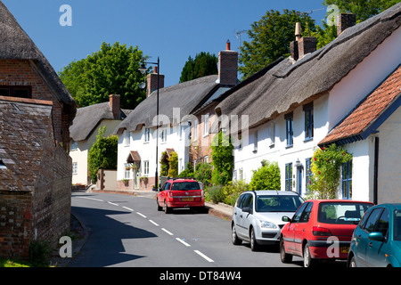 Strohgedeckte Häuser in Dorchester Road, Tolpuddle, Dorset Stockfoto