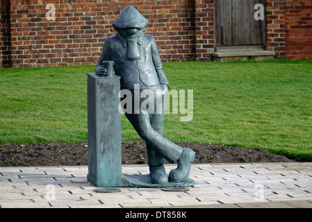 Eine Bronzestatue des bekannten Zeichentrickfigur Andy Capp an der Landzunge Hartlepool Co Durham, Haus seines Schöpfers Reg Smythe Stockfoto