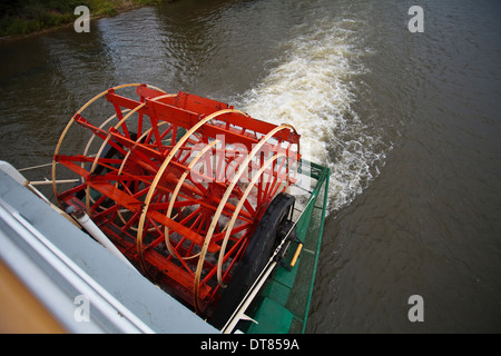 Schaufelrad auf einem Flussschiff. Stockfoto