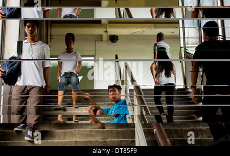 Metro Manila, Philippinen - 11. Februar 2014: ein Junge bitten um Almosen im Bahnhof in der Hauptstadt. Mehr als 12 Millionen oder 27,5 Prozent der Filipinos wurden Arbeitslose ab dem letzten Quartal des Jahres 2013 nach sozialen Wetterstation (SWS), so dass das 7,2 Prozent Wachstum des Bruttoinlandsprodukts (BIP) des Landes im vergangenen Jahr betrachtet die zweitschnellste nach China. Bildnachweis: Herman Lumanog/Alamy Live-Nachrichten Stockfoto