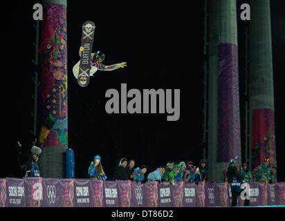 Sotschi, Russland. 11. Februar 2014. Team USA SHAUN WHITE auf seiner zweiten laufen geht groß, aber nicht groß genug und 4. Platz in der Männer Snowboard Halfpipe Event endet. Bildnachweis: Sean M. Haffey/U-T San Diego/ZUMAPRESS.com/Alamy Live-Nachrichten Stockfoto