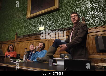 London, UK. 11. Februar 2014. Völker-Parlament: "die Erde kann nicht warten, mit George Monbiot und Greenpeace Arktis 30' George Monbiot seine Gummistiefel gerade zurückgekehrt zeigt von einem Besuch Somerset Überschwemmungen. Bildnachweis: Rachel Megawhat/Alamy Live-Nachrichten Stockfoto