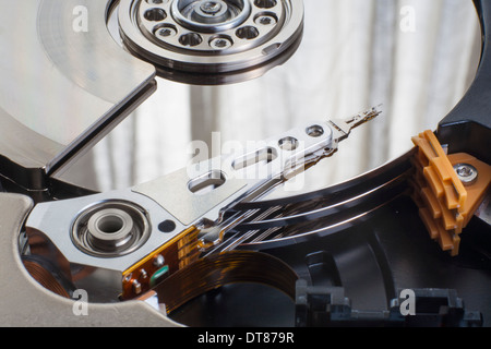 Nahaufnahme von den internen Mechanismus der Festplatte eines Computers. Stockfoto