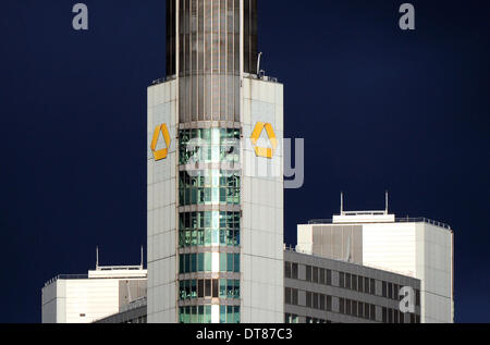 Frankfurt Main, Deutschland. 7. Februar 2014. Tiefblaue Wolken hängen über das Hauptquartier der deutschen globalen Banken- und Finanzdienstleistungs-Unternehmen der Commerzbank in Frankfurt Main, Deutschland, 7. Februar 2014. Die Bank wird ihre Bilanzpressekonferenz am 13. Februar 2014 abhalten. Foto: DANIEL REINHARDT/Dpa/Alamy Live News Stockfoto
