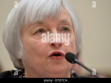 Washingtong, USA. 11. Februar 2014. US Federal Reserve Stuhl Janet Yellen verleiht ihr erstes Zeugnis Kongress im Rahmen einer Anhörung House Financial Services Committee auf dem Capitol Hill in Washington, D.C., Hauptstadt der Vereinigten Staaten, 11. Februar 2014. Yellen, sagte am Dienstag, dass sie weiterhin zur Umsetzung der Geldpolitik durch ehemalige Vorsitzende Ben Bernanke gemacht. © Zhang Jun/Xinhua/Alamy Live-Nachrichten Stockfoto