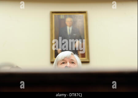 Washingtong, USA. 11. Februar 2014. US Federal Reserve Stuhl Janet Yellen verleiht ihr erstes Zeugnis Kongress im Rahmen einer Anhörung House Financial Services Committee auf dem Capitol Hill in Washington, D.C., Hauptstadt der Vereinigten Staaten, 11. Februar 2014. Yellen, sagte am Dienstag, dass sie weiterhin zur Umsetzung der Geldpolitik durch ehemalige Vorsitzende Ben Bernanke gemacht. © Zhang Jun/Xinhua/Alamy Live-Nachrichten Stockfoto