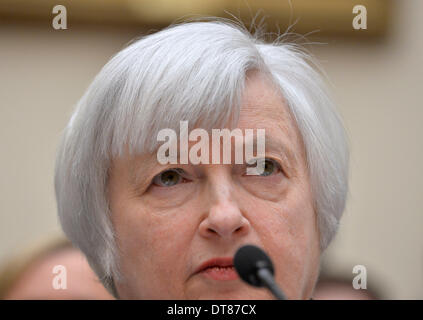 Washingtong, USA. 11. Februar 2014. US Federal Reserve Stuhl Janet Yellen verleiht ihr erstes Zeugnis Kongress im Rahmen einer Anhörung House Financial Services Committee auf dem Capitol Hill in Washington, D.C., Hauptstadt der Vereinigten Staaten, 11. Februar 2014. Yellen, sagte am Dienstag, dass sie weiterhin zur Umsetzung der Geldpolitik durch ehemalige Vorsitzende Ben Bernanke gemacht. © Zhang Jun/Xinhua/Alamy Live-Nachrichten Stockfoto