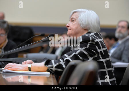 Washingtong, USA. 11. Februar 2014. US Federal Reserve Stuhl Janet Yellen verleiht ihr erstes Zeugnis Kongress im Rahmen einer Anhörung House Financial Services Committee auf dem Capitol Hill in Washington, D.C., Hauptstadt der Vereinigten Staaten, 11. Februar 2014. Yellen, sagte am Dienstag, dass sie weiterhin zur Umsetzung der Geldpolitik durch ehemalige Vorsitzende Ben Bernanke gemacht. © Zhang Jun/Xinhua/Alamy Live-Nachrichten Stockfoto