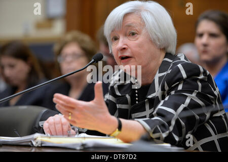 Washingtong, USA. 11. Februar 2014. US Federal Reserve Stuhl Janet Yellen verleiht ihr erstes Zeugnis Kongress im Rahmen einer Anhörung House Financial Services Committee auf dem Capitol Hill in Washington, D.C., Hauptstadt der Vereinigten Staaten, 11. Februar 2014. Yellen, sagte am Dienstag, dass sie weiterhin zur Umsetzung der Geldpolitik durch ehemalige Vorsitzende Ben Bernanke gemacht. © Zhang Jun/Xinhua/Alamy Live-Nachrichten Stockfoto