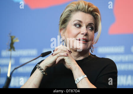 Berlin, Deutschland. 11. Februar 2013. Französische Schauspielerin Catherine Deneuve besucht eine Pressekonferenz um den Film "In the Courtyard" auf der 64. Internationalen Filmfestspiele Berlinale in Berlin, Deutschland, am 11. Februar 2013 zu fördern. © Zhang Fan/Xinhua/Alamy Live-Nachrichten Stockfoto