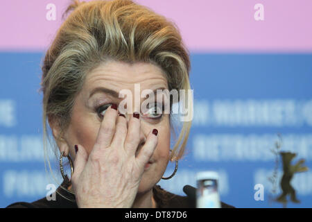 Berlin, Deutschland. 11. Februar 2013. Französische Schauspielerin Catherine Deneuve besucht eine Pressekonferenz um den Film "In the Courtyard" auf der 64. Internationalen Filmfestspiele Berlinale in Berlin, Deutschland, am 11. Februar 2013 zu fördern. © Zhang Fan/Xinhua/Alamy Live-Nachrichten Stockfoto