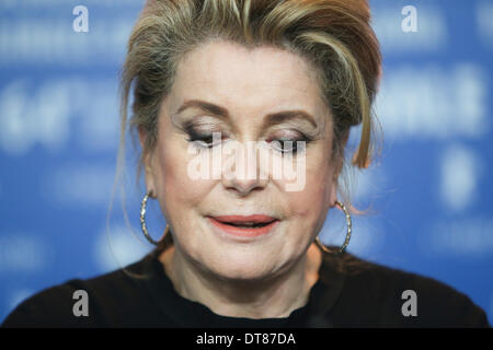 Berlin, Deutschland. 11. Februar 2013. Französische Schauspielerin Catherine Deneuve besucht eine Pressekonferenz um den Film "In the Courtyard" auf der 64. Internationalen Filmfestspiele Berlinale in Berlin, Deutschland, am 11. Februar 2013 zu fördern. © Zhang Fan/Xinhua/Alamy Live-Nachrichten Stockfoto