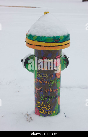 Ein Hydranten bedeckt Schnee in Eugene, Oregon. Stockfoto