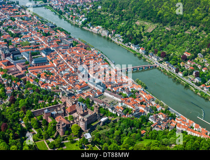Luftaufnahme von Heidelberg mit der alten Brücke über den Neckar, die barocke Altstadt und Schloss Heidelberg Stockfoto