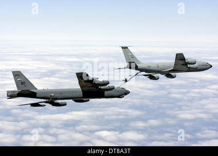 Eine B - 52H Stratofortress tankt mit einer KC-135R Stratotanker. Stockfoto