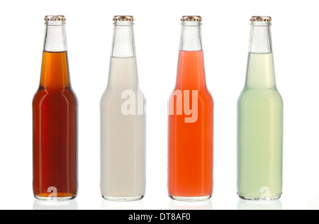 Vier verschiedene Soda-Flaschen, nicht-alkoholische Getränke mit Wasser Tropfen Stockfoto