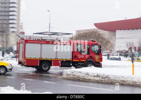 Feuerwehrauto Rauschen auf Abruf mit Sirenen Stockfoto