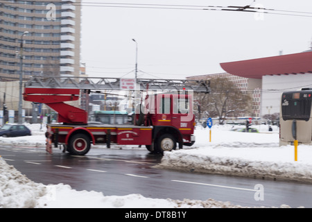 Feuerwehrauto Rauschen auf Abruf mit Sirenen Stockfoto