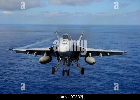 24. April 2013 - beteiligt sich An F/A-18E Super Hornet Luftmacht Demonstration über dem Pazifischen Ozean. Stockfoto