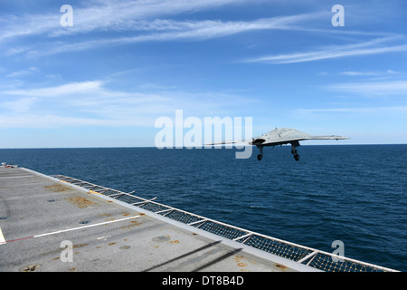 Ein X-47 b Unmanned Combat Air System startet von USS George H.W. Bush. Stockfoto