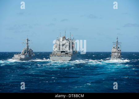 USS Momsen, USS Antietam und USNS Charles Drew auf der Durchreise. Stockfoto