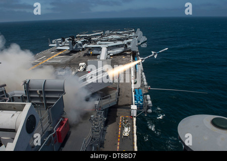 Eine RIM-7 Sea Sparrow-Rakete ist von USS Boxer ins Leben gerufen. Stockfoto