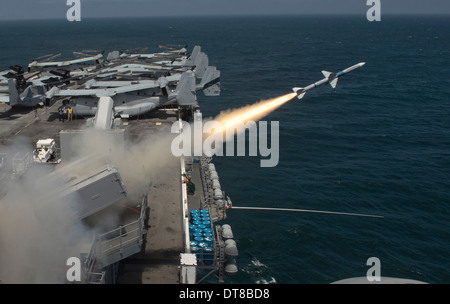 Eine RIM-7 Sea Sparrow-Rakete ist von USS Boxer ins Leben gerufen. Stockfoto