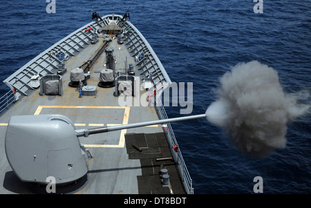 Atlantik, 30. Juli 2013 - geführte Flugkörper Kreuzer USS Philippine Sea (CG-58) feuert seine MK 45 5-Zoll-leichte Waffe. Stockfoto