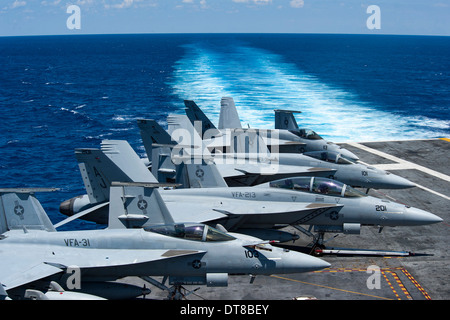 Atlantik, 5. August 2013 - F/A-18 Super Hornets sitzen auf dem Flugdeck an Bord des Flugzeugträgers USS George H.W. Bush. Stockfoto