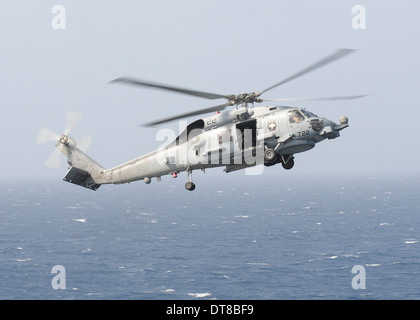 7. August 2013 - bereitet ein MH-60R Sea Hawk-Hubschrauber auf dem Flugdeck des Flugzeugträgers USS Nimitz zu landen. Stockfoto