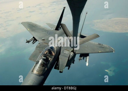 30. August 2013 - erhält eine F-15E Strike Eagle Kraftstoff von einer KC-135R Stratotanker während einer Mission über dem Persischen Golf. Stockfoto