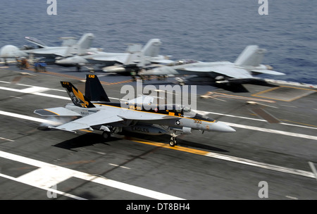 Eine F/A-18E Super Hornet macht eine verhaftete Landung. Stockfoto