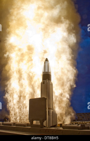 Ein Standard Missile-3 ist aus USS Lake Erie ins Leben gerufen. Stockfoto