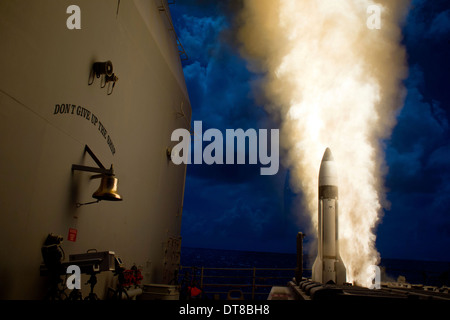 Ein Standard Missile-3 ist aus USS Lake Erie ins Leben gerufen. Stockfoto